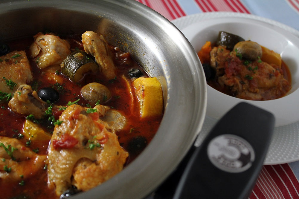 スープの入ったステンレス鍋と皿