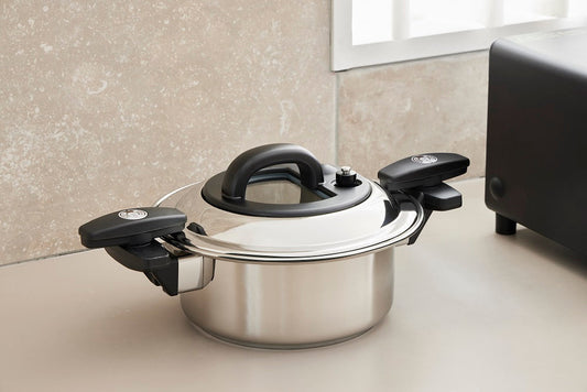 『MONOQLO』3月号にVelona調圧鍋が掲載されました！