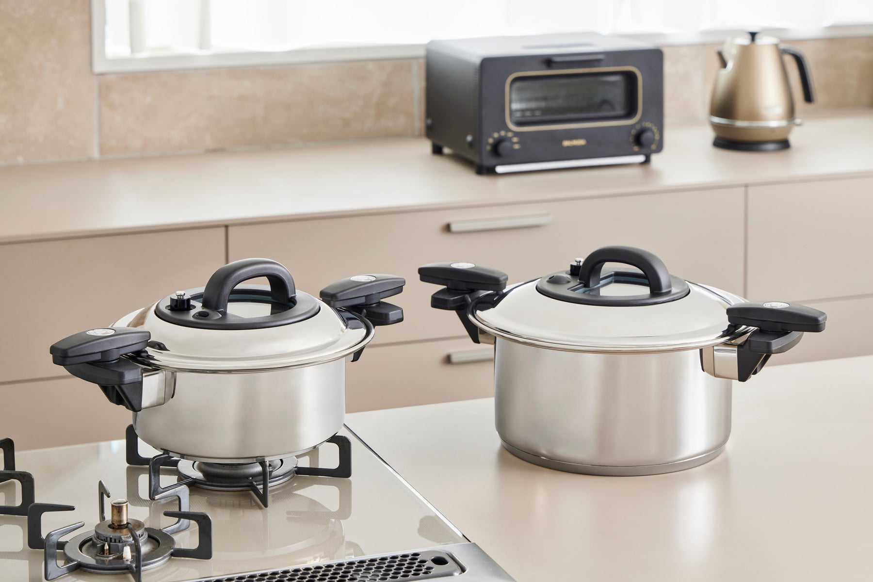 コンロに並んでいる二つのステンレス鍋
