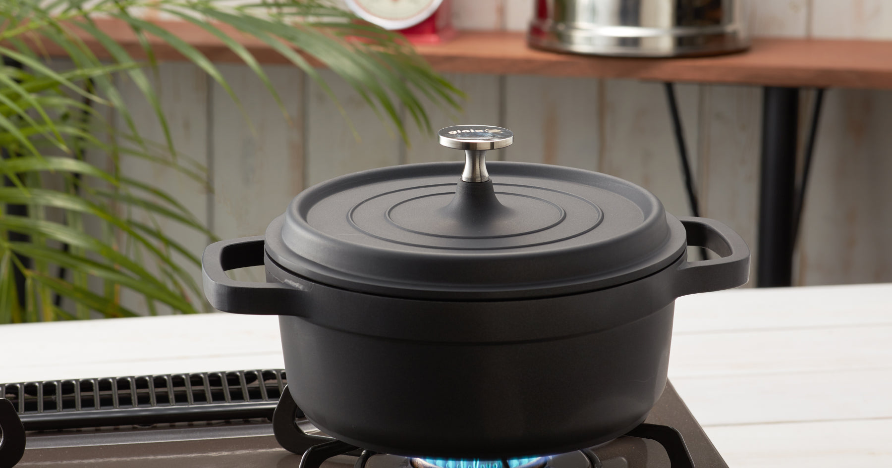 コンロで火にかけられた両手鍋。