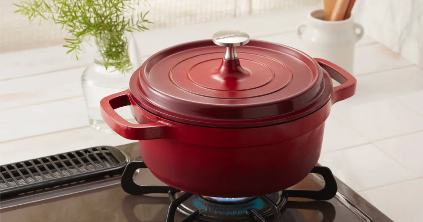 コンロで火にかけられた両手鍋