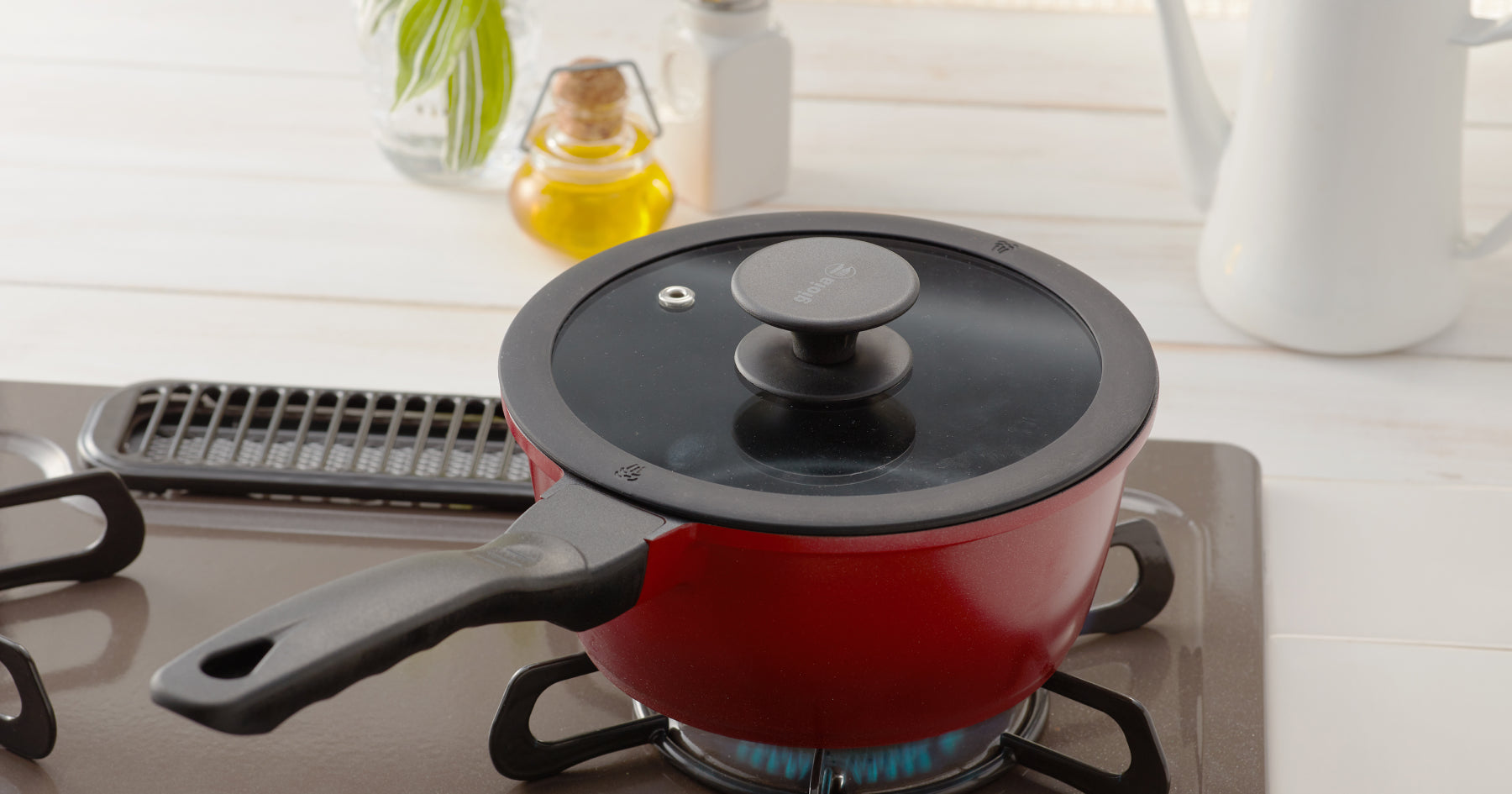 コンロで火にかけられたアルミ製の片手鍋。