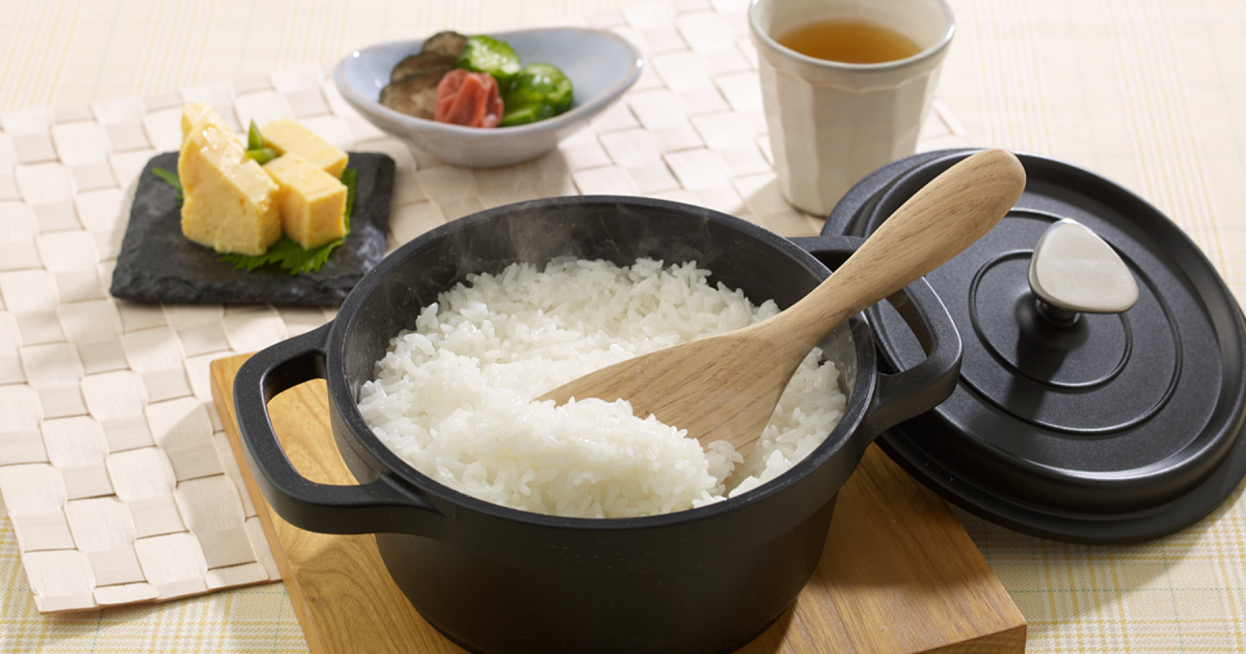 両手鍋に、炊かれた白米が入っている。